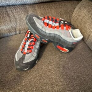 Nike women’s hiking walking sneaker 7.5 / # 314352-997 white around the rubber